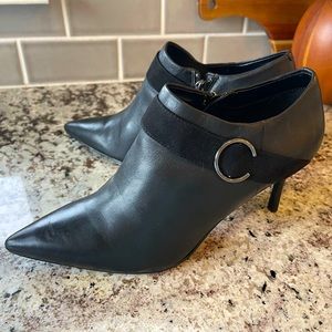 Nine West Pointed Toe Black Leather Bootie. Excellent Condition Size 8.5